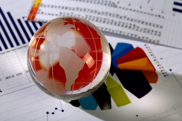 Diagram och glasartade globe. — Stockfoto
