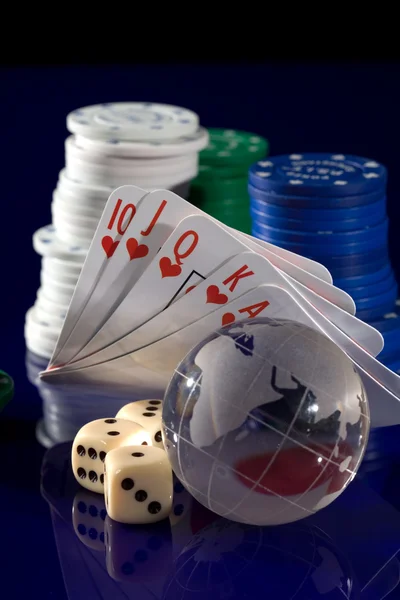 Chips di carte da gioco, dadi e globo — Foto Stock