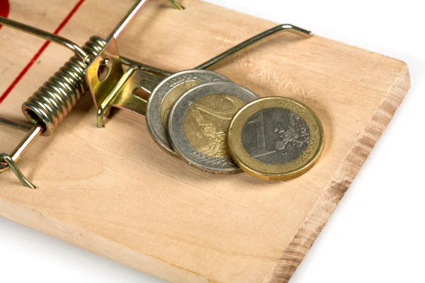 Mousetrap med mynt isolerad på vit — Stockfoto