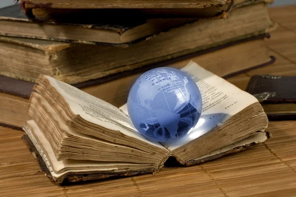 Glas globe och gamla boken — Stockfoto