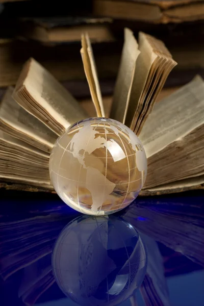 Üveg globe és a régi könyv — Stock Fotó