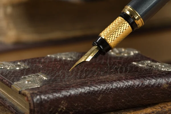 Antigo livro de poesia e uma caneta-tinteiro — Fotografia de Stock