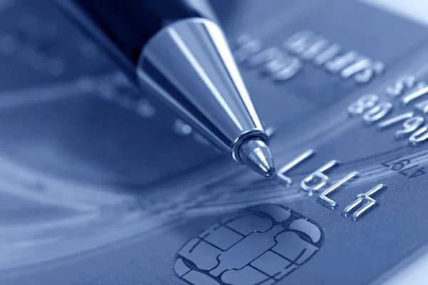 Karta kredytowa i długopis — Zdjęcie stockowe