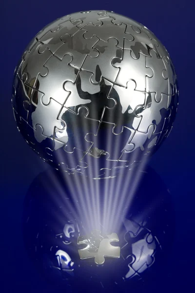 Globus Puzzle auf blauem Hintergrund — Stockfoto