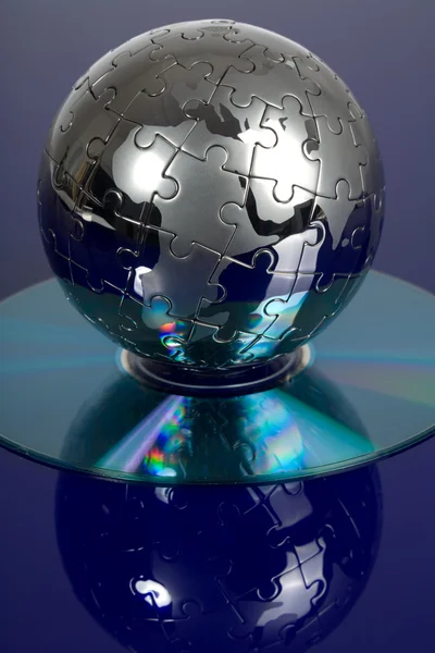 Головоломка глобуса з компакт-диском — стокове фото