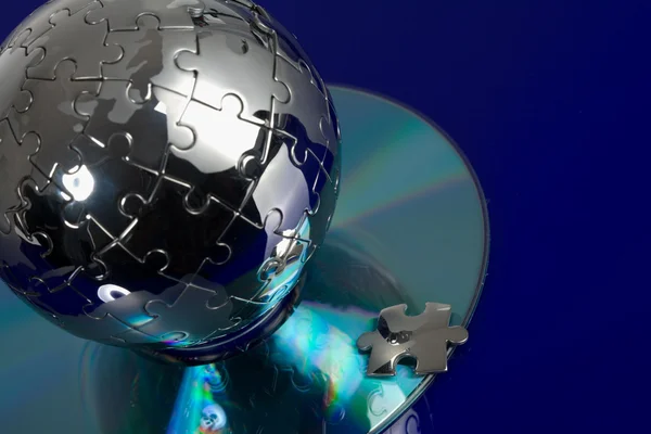 Globe puzzel met cd — Stockfoto