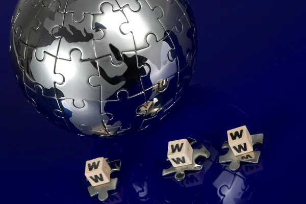 Puzzle Globus na modrém pozadí — Stock fotografie