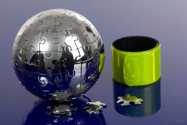Globe puzzle with reflector — Stock Photo, Image