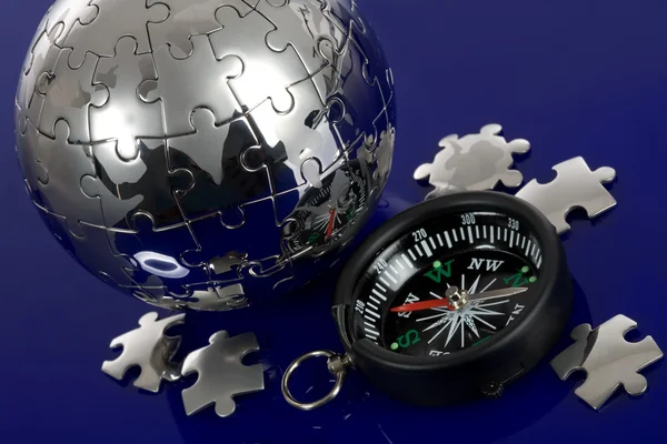 Globus puzzle z kompasem — Zdjęcie stockowe