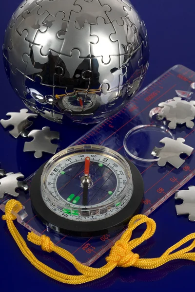 Globus puzzle z kompasem — Zdjęcie stockowe