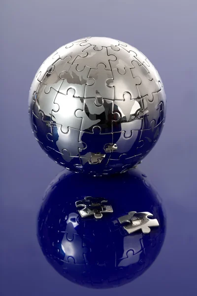 Globe puzzel op blauwe achtergrond — Stockfoto