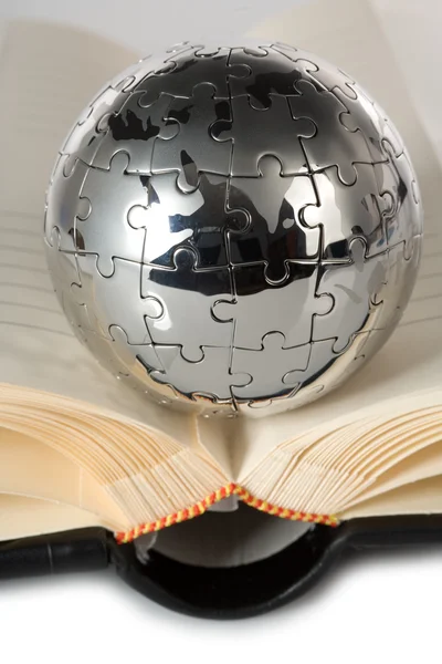 Puzzle Globus s knihou — Stock fotografie