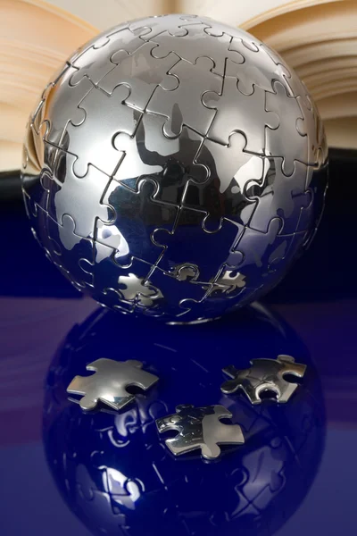 Puzzle Globus s knihou — Stock fotografie