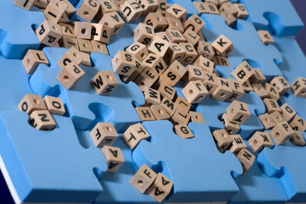 Puzzle azul con letra de madera — Foto de Stock