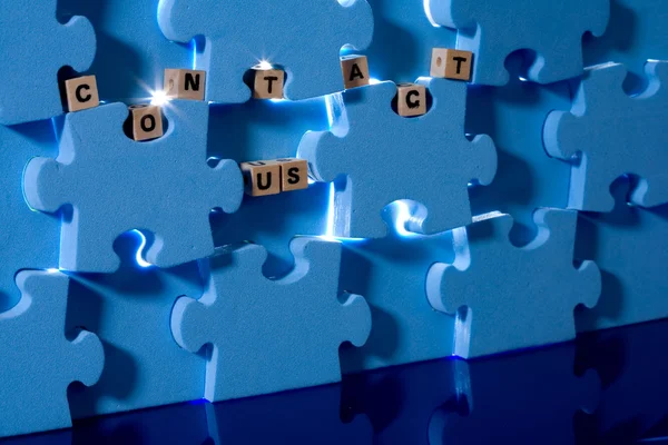 Modrý puzzle s dřevěnou dopis — Stock fotografie