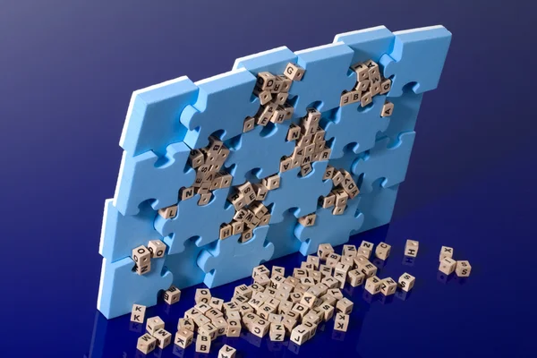 Puzzle bleu avec lettre en bois — Photo