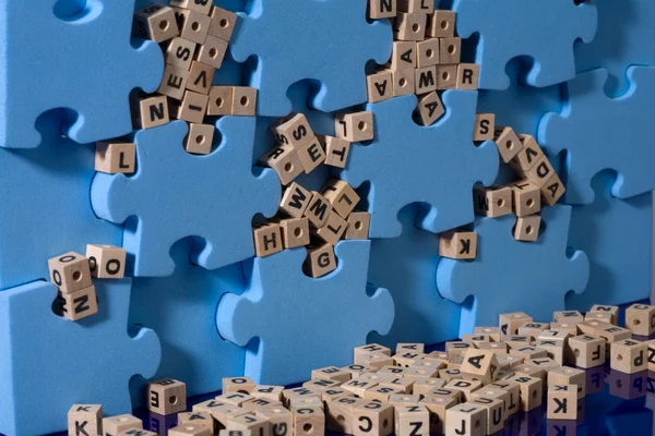 Puzzle blu con lettera in legno — Foto Stock