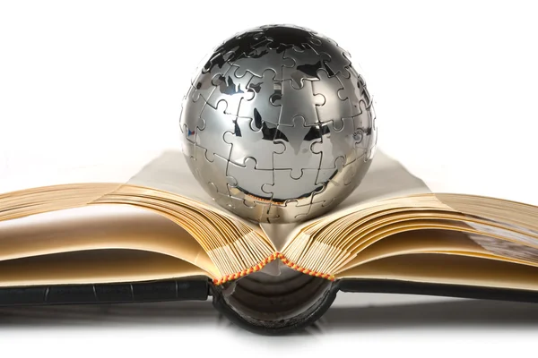 Головоломка глобуса з книгою — стокове фото
