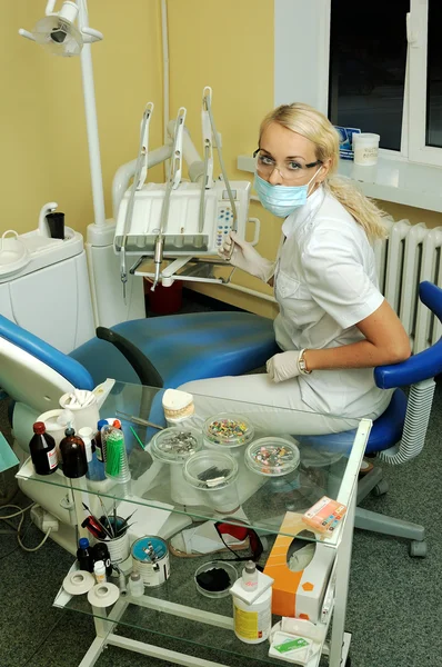 Красивий стоматолог в медичному кабінеті — стокове фото