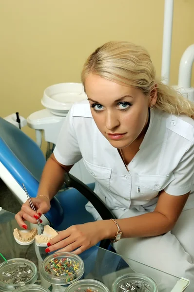 Όμορφη οδοντίατρος στο ιατρείο — Φωτογραφία Αρχείου