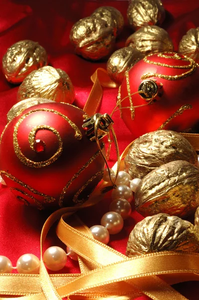 Piros karácsonyi bálok és arany dió — Stock Fotó