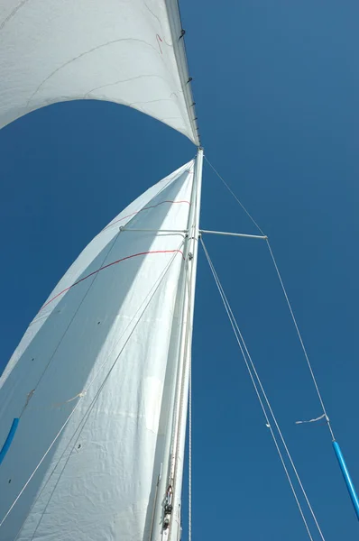 Weiße Segel und blauer Himmel — Stockfoto