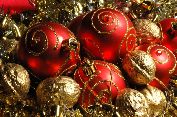 Piros karácsonyi bálok és arany dió — Stock Fotó