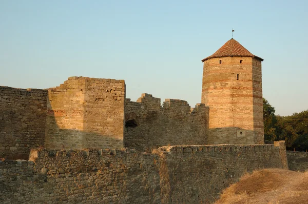Stará pevnost moldavština na břehu řeky — Stock fotografie