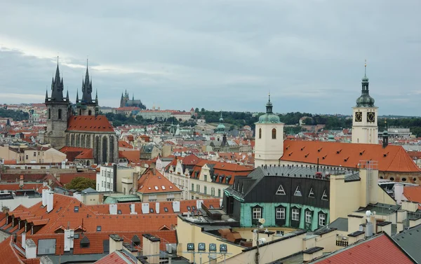 Veduta della vecchia Praga in giorno coperto — Foto Stock