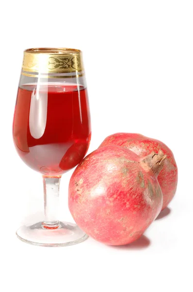 Glas frischen Saft und zwei Granatäpfel — Stockfoto