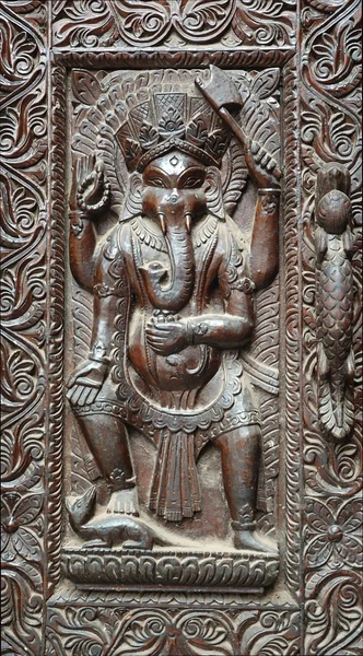 Fragmento de porta de madeira com Ganesha — Fotografia de Stock