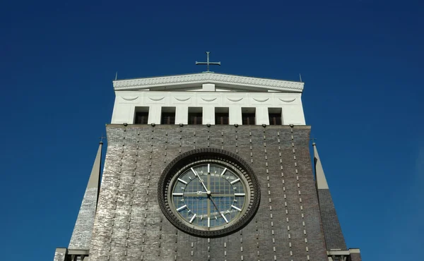 Kościół z zegarem w Pradze — Zdjęcie stockowe