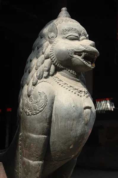 Estátua do leão em Bhaktapur, Nepal — Fotografia de Stock