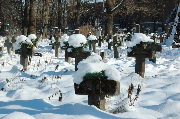Alter ukrainischer Friedhof im Winter — Stockfoto