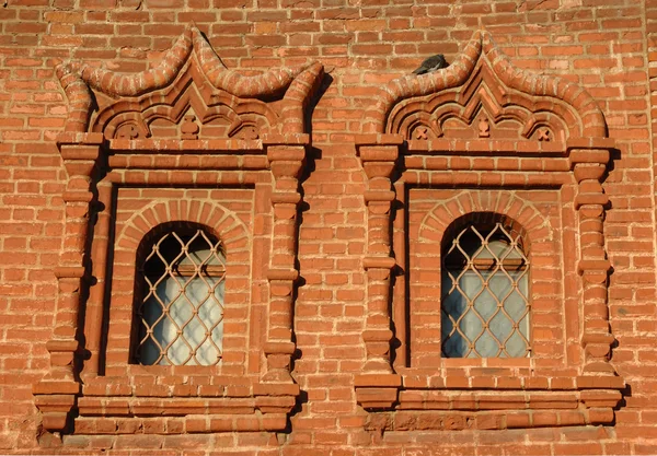 Duas janelas na parede de tijolos — Fotografia de Stock