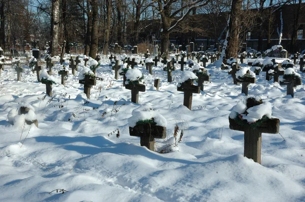 Alter ukrainischer Friedhof im Winter — Stockfoto