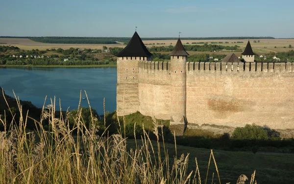 Antiga fortaleza medieval em Hotyn, Ucrânia — Fotografia de Stock