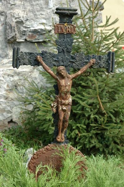 Старий католицький хрест на церковному дворі — стокове фото