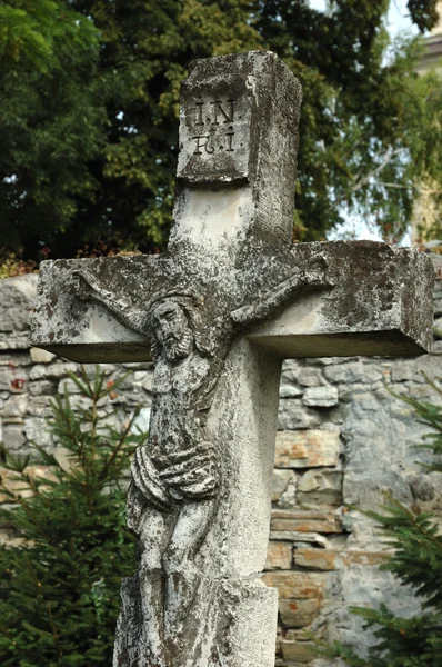 Stary katolicki krzyż na cmentarz — Zdjęcie stockowe