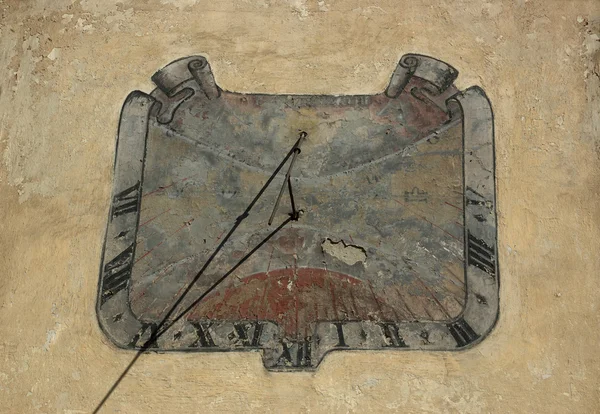 Old Sundial on ragged wall — Stock Photo, Image
