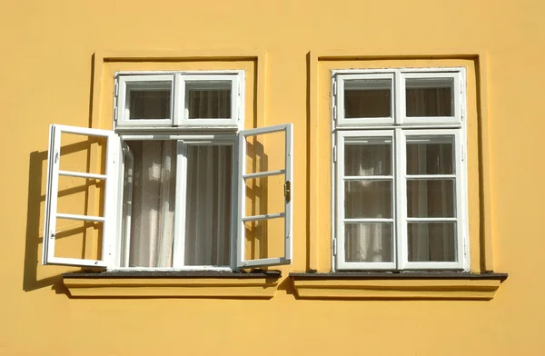 Twee vensters op geel muur — Stockfoto