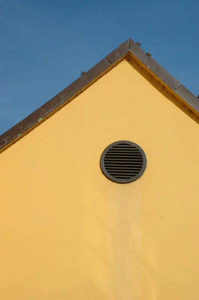 Okna na elewacji żółty — Zdjęcie stockowe