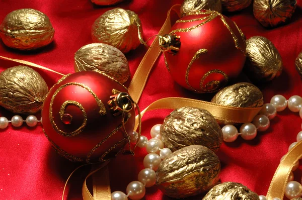 Bolas de Natal vermelhas e nozes douradas — Fotografia de Stock