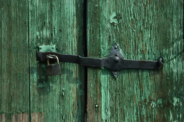 Zaměřte na dřevěné dveře zelené — Stock fotografie