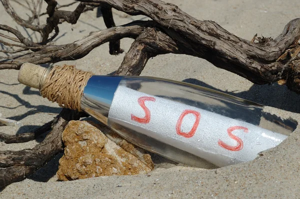 Meddelande i en flaska med sos signal — Stockfoto