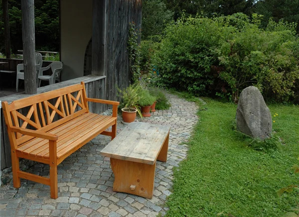 ベンチと空の庭のテーブル — ストック写真