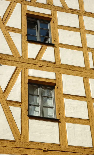 Dos ventanas en casa de entramado de madera —  Fotos de Stock