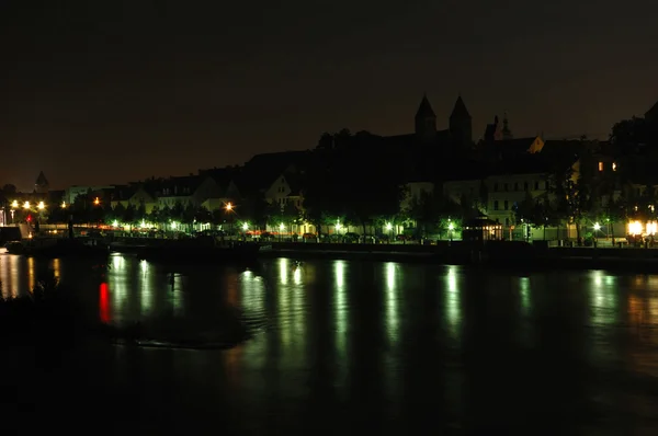 มุมมองกลางคืนของ Regensburg — ภาพถ่ายสต็อก