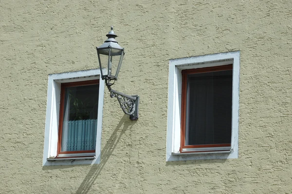 Два окна с уличной лампой — стоковое фото