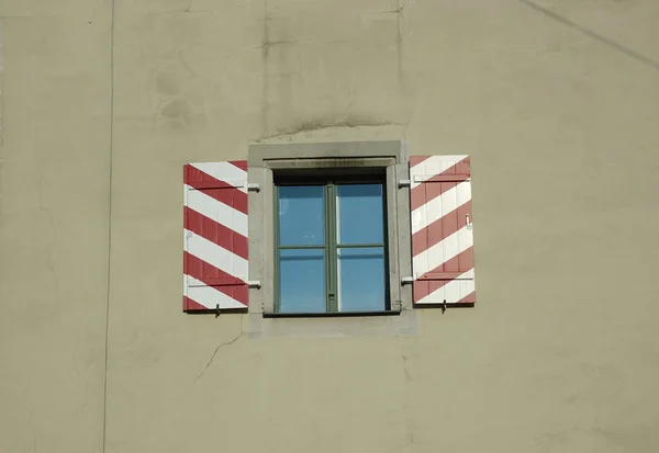 Staré okno s žaluzie — Stock fotografie